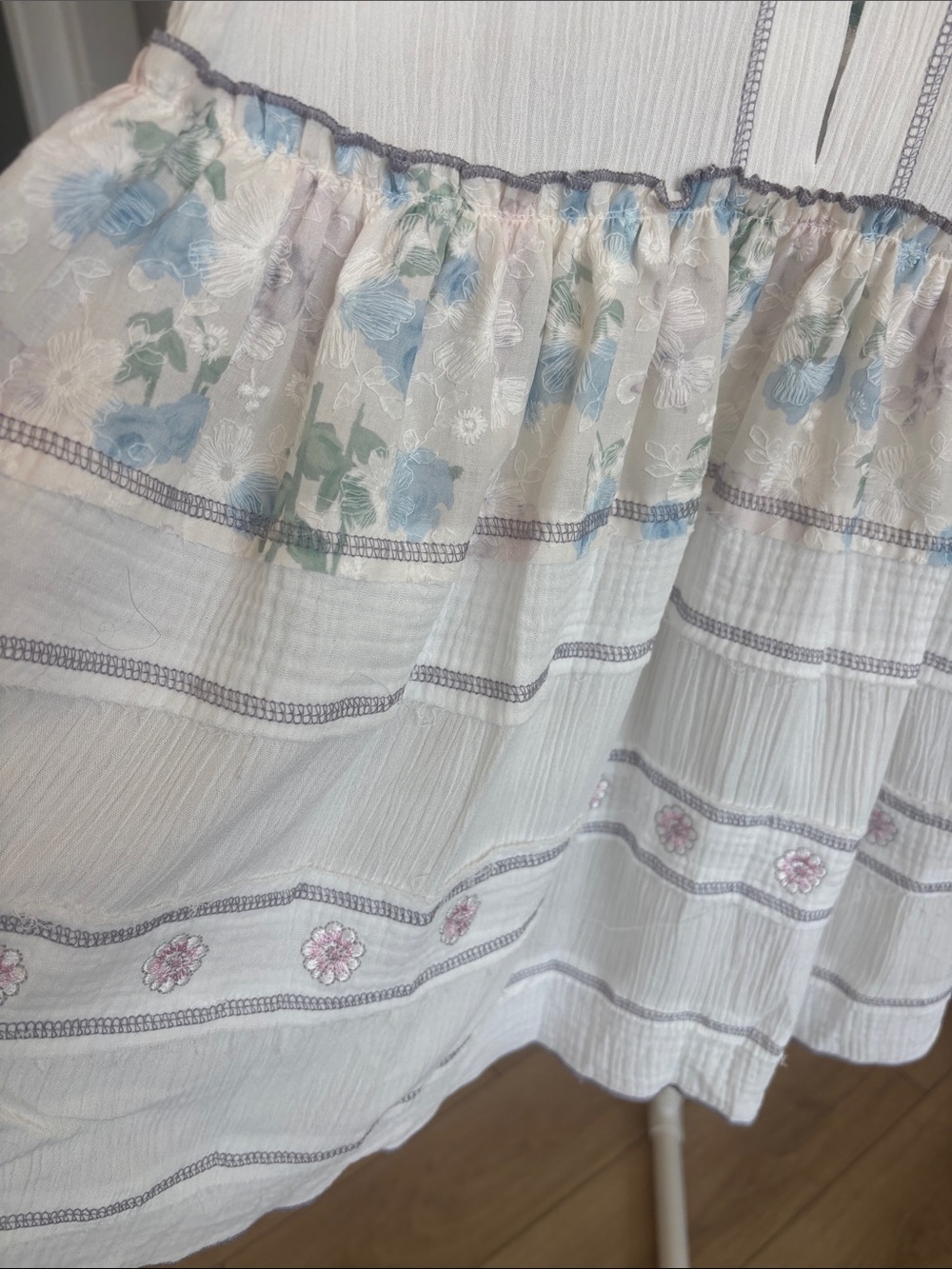 NEW POL White Floral Embroidered V-Neck Tank Top - Picture 4 of 5